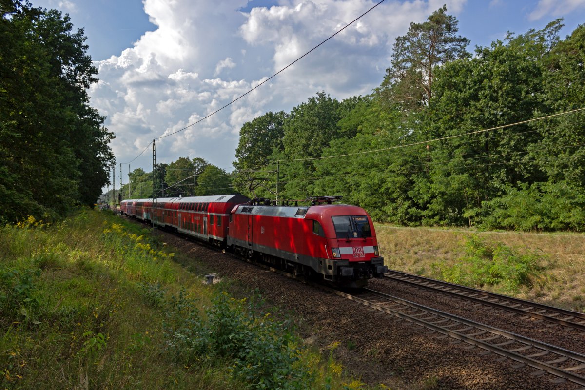 Mit einem RE nach Frankfurt hat 182 007 vor kurzem den Haltepunkt Fangschleuse verlassen, der im Gegensatz zu den anderen kleineren Zwischenstationen zwischen Erkner und Frankfurt von jedem RE1 bedient wird.