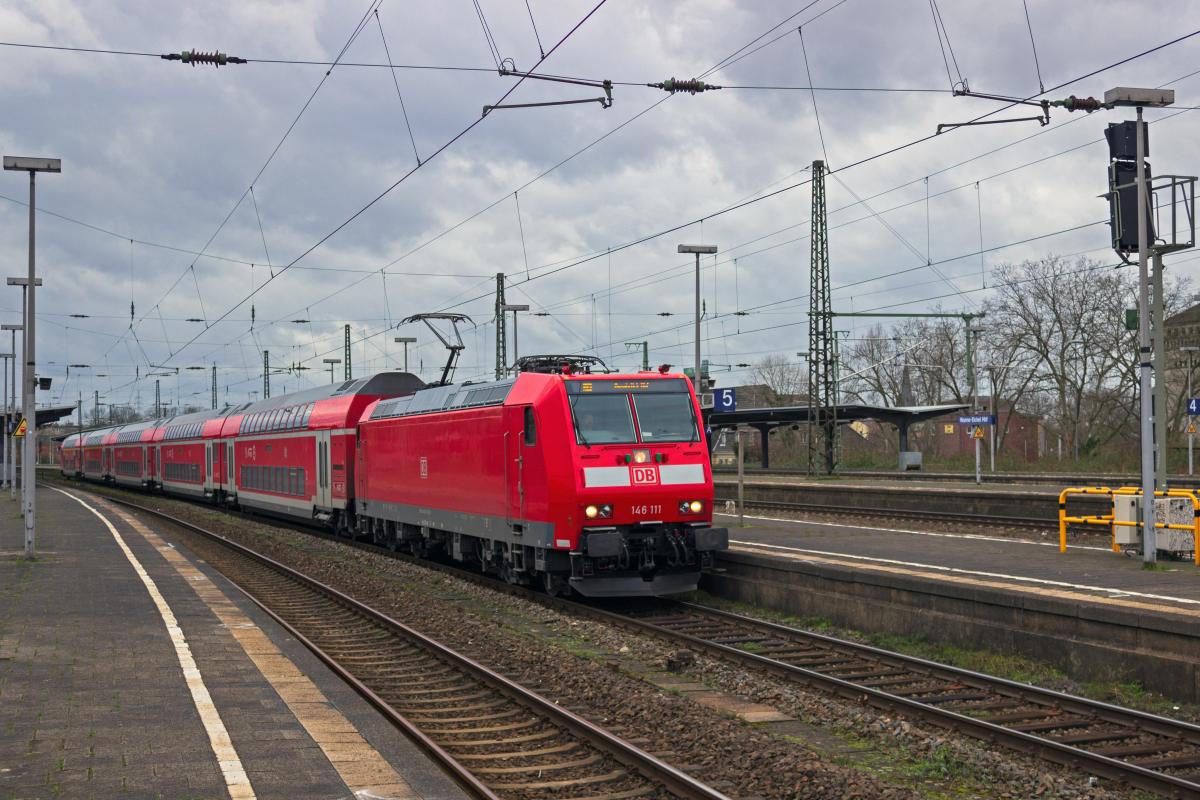 Mit einem RE2 nach Mnster verlsst 146 111 am 18.02.2020 Wanne-Eickel Hbf.