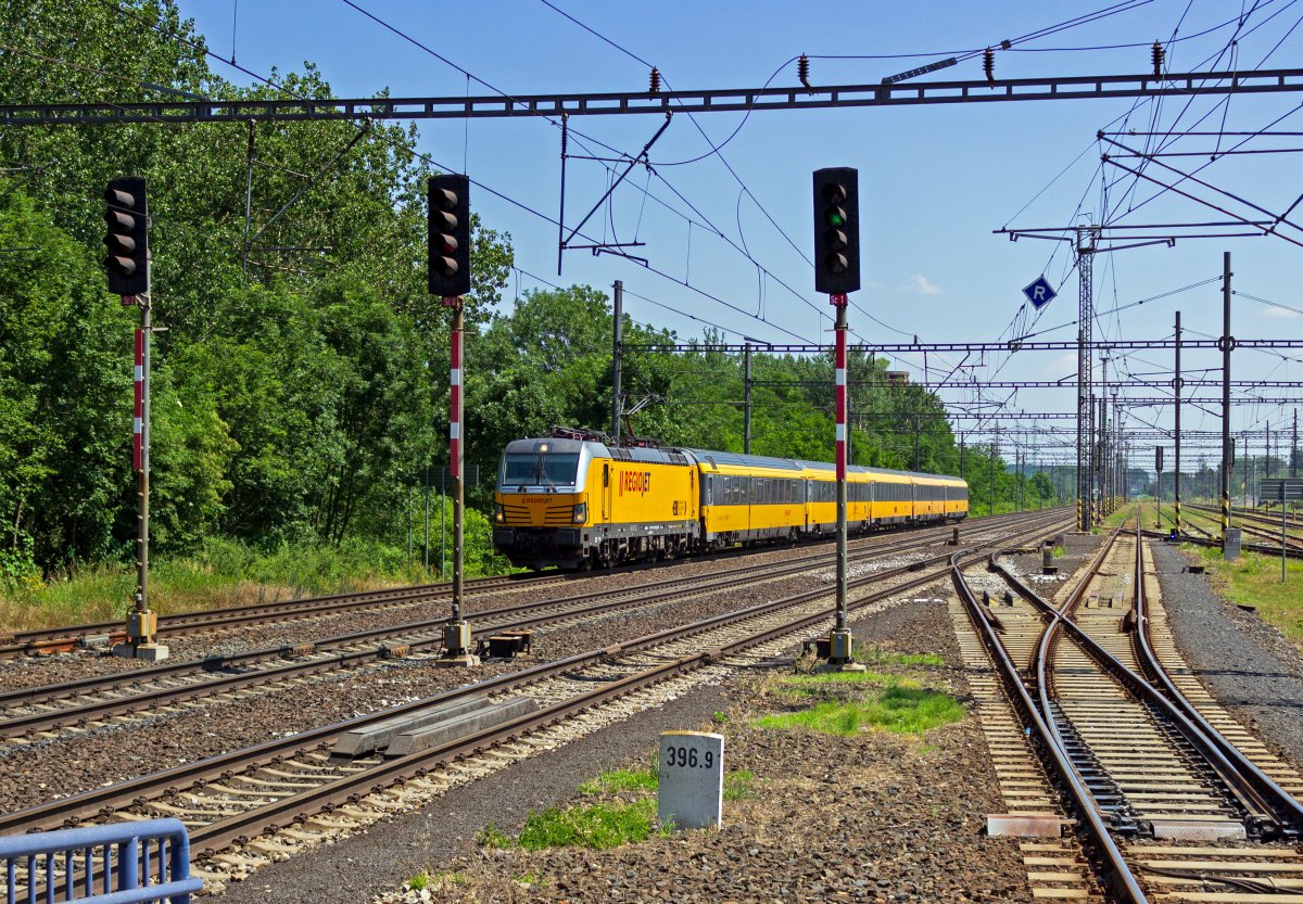 Mit einem RegioJet aus Bratislava am Haken durchfhrt die von ell gemietete Lok 193 226 am 25.06.19 Praha-Běchovice.