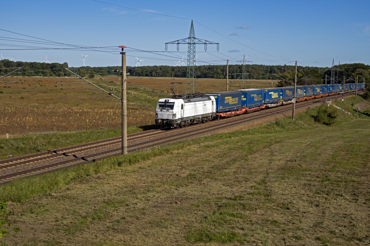 Mit einem Trailerzug der Spedition LKW Walter ist 193 964, die vermutlich für das slowakische Unternehmen LOKORAIL im Einsatz, aber optisch neutral ist, bei Nudow unterwegs in Richtung Westen. Mit einem Trailerzug der Spedition LKW Walter ist 193 964, die vermutlich für das slowakische Unternehmen LOKORAIL im Einsatz, aber optisch neutral ist, bei Nudow unterwegs in Richtung Westen.