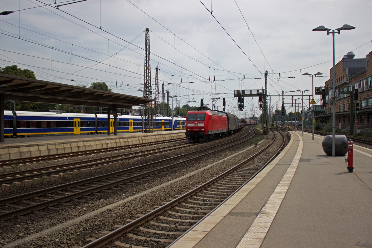 Mit einem der wenigen gemischten Güterzüge durchfährt 145 045 Bremen.