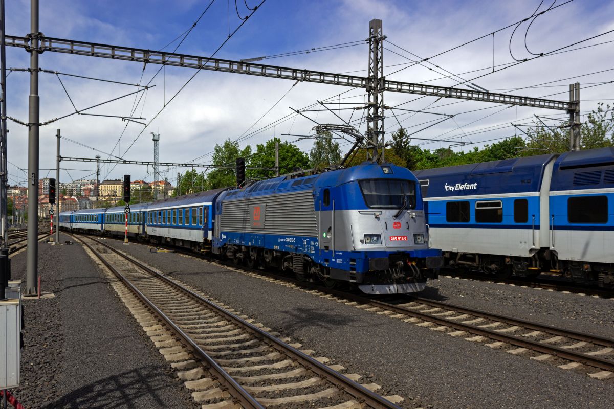 Mit IC 535 nach Česk Budějovice fhrt 380 012 in Praha-Vròovice ein.