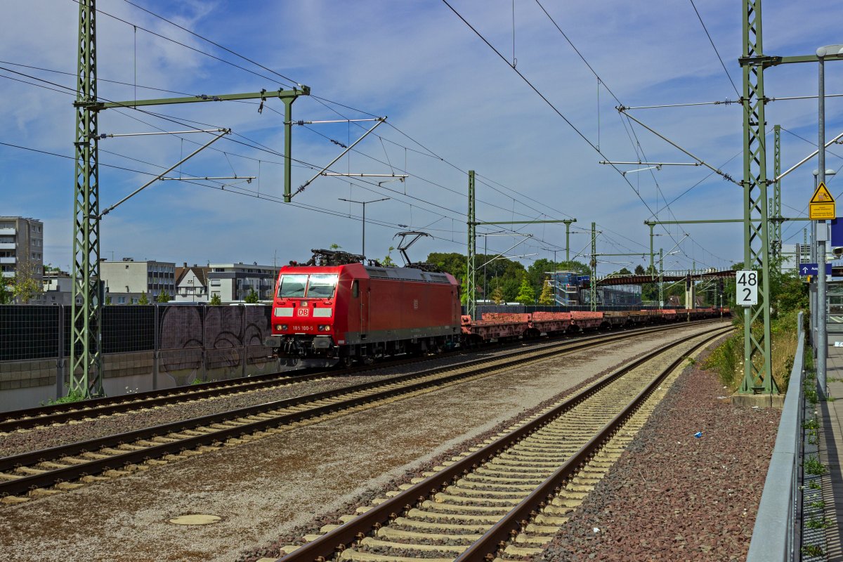 Mit leeren Flachwagen fr Stahlprodukte ist 185 100 im Bahnhof Opladen unterwegs in Richtung Gremberg.
