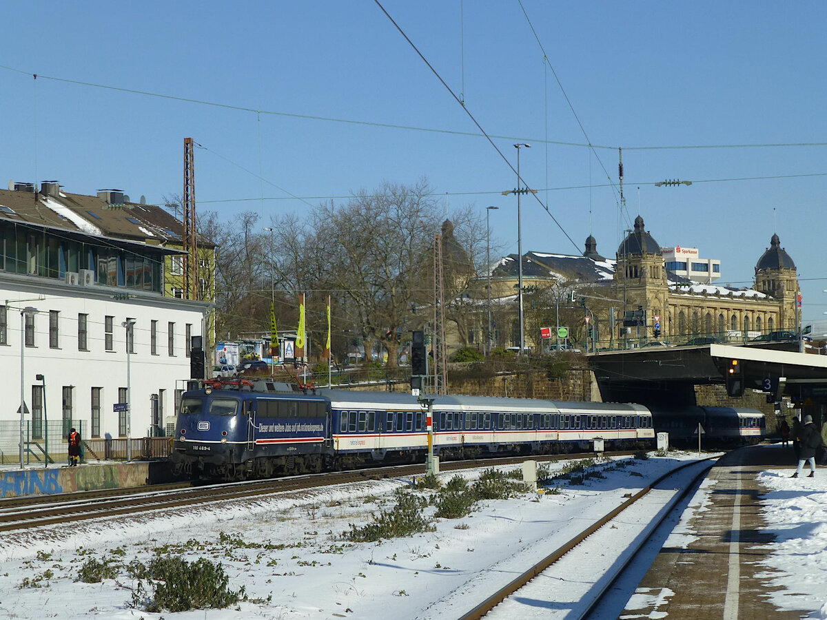 Mit der  normalen  National-Express-Ersatzgarnitur ist am 12. Februar 2021 der RE7 unterwegs, hier bei der Durchfahrt in Steinbeck, vorne die Lok 110 469 im National-Express-Design und mit Jobwerbung.