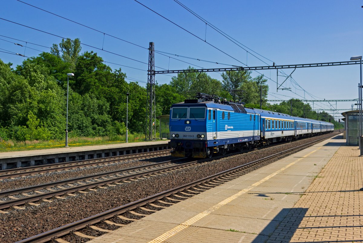 Mit R986 aus Brno durchfhrt 362 113 am 25.06.2019 Praha-Běchovice.