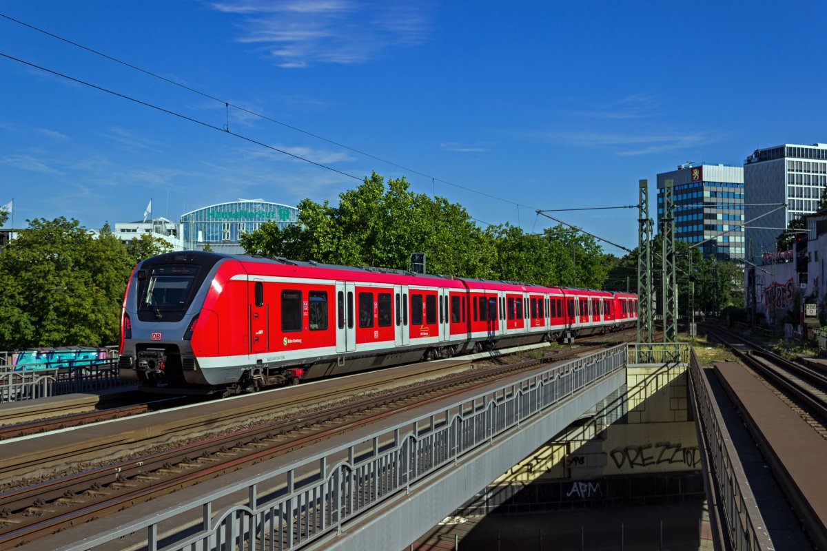 Nach der ltesten Baureihe der S-Bahn Hamburg folgt die neueste. Auch die Baureihe 490 ist optisch etwas eigenwillig gestaltet und erinnert mit dem grauen  H  an der Front daran, wo die Zge im Einsatz sind. 490 028 war am 05.08.20 eine Hlfte eines Zuges der Linie S31 von Altona nach Harburg.