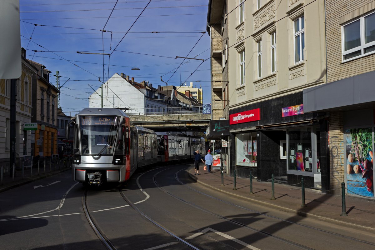 Nach lngeren Verzgerungen gingen die neuen HF6-Stadtbahnwagen in Dsseldorf im Frhjahr 2022 auf der Linie U75 in Betrieb. Am 27.10.2022 sind die Wagen 4307 und 4316 in Dsseldorf-Eller unterwegs zur Endhaltestelle Vennhauser Allee.