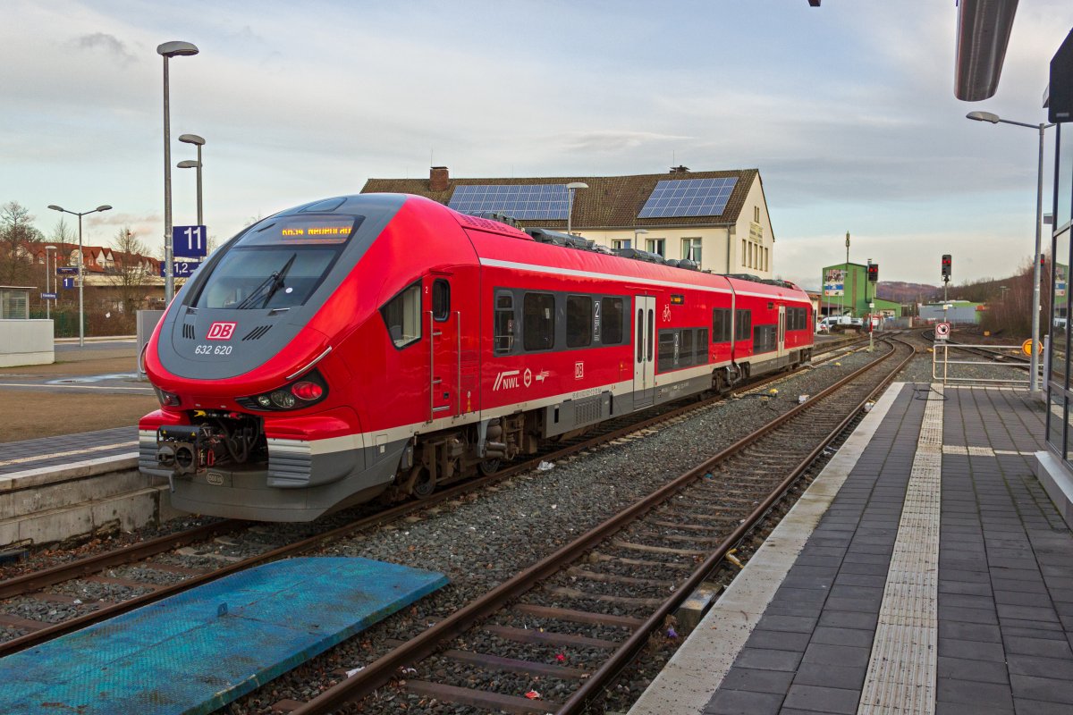 Nach einer verspteten Zulassung und weiteren Verzgerungen bei der Inbetriebnahme sind die Triebwagen vom Typ PESA LINK im Sauerlandnetz Anfang 2020 ziemlich verbreitet im Einsatz. Im Bahnhof Frndenberg wartet wartet 632 120 auf die Abfahrt in Richtung Neuenrade.