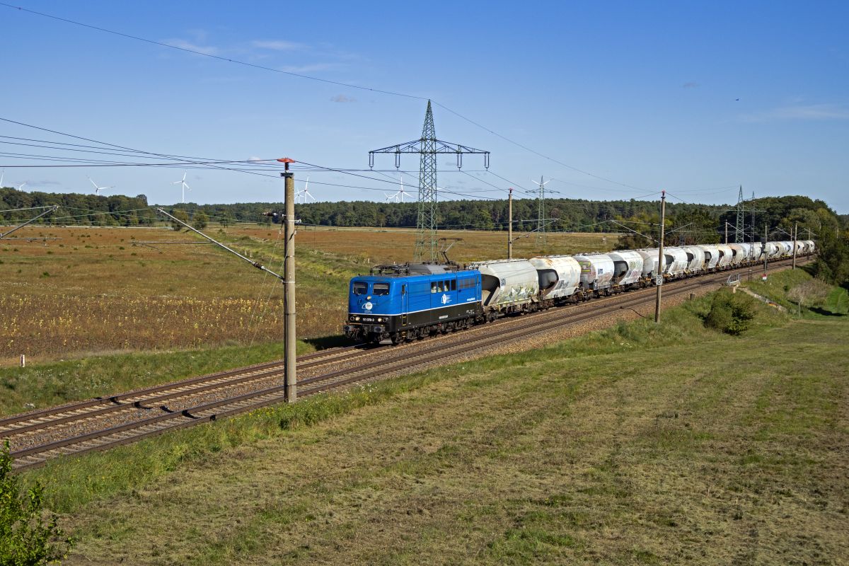 Nachdem der Einsatz von sechsachsigen Elektrolokomotiven bei DB Cargo schon seit einiger Zeit zu Ende gegangen ist, kann man mit etwas Glück immer noch private Loks der Baureihen 151 oder 155 antreffen. Die egp setzte ihre 151 078 am 24.09.25 vor einem Ganzzug aus Staubgutwagen ein, der vermutlich vom Zementwerk an Bahnhof Berlin-Greifswalder Straße kommend auf dem südlichen Außenring unterwegs ist. Nachdem der Einsatz von sechsachsigen Elektrolokomotiven bei DB Cargo schon seit einiger Zeit zu Ende gegangen ist, kann man mit etwas Glück immer noch private Loks der Baureihen 151 oder 155 antreffen. Die egp setzte ihre 151 078 am 24.09.25 vor einem Ganzzug aus Staubgutwagen ein, der vermutlich vom Zementwerk an Bahnhof Berlin-Greifswalder Straße kommend auf dem südlichen Außenring unterwegs ist.