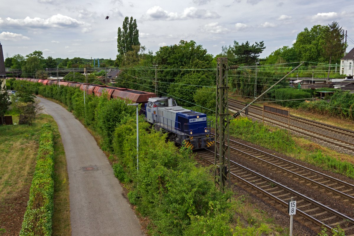 Nachdem die RBH-Lok 803 kurz zuvor solo in die Gegenrichtung gefahren war, kam sie am 02.08.22 mit einem beladenen Kohlezug zurck in Richtung Oberhausen-Osterfeld.
