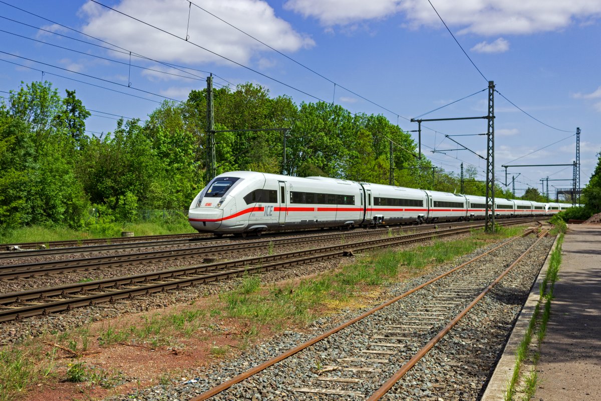Nachdem seit Anfang 2023 alle 50 dreizehnteiligen ICE4-Zge im Einsatz stehen, werden derzeit als voraussichtlich letzte Lieferserie 18 weitere Siebenteiler ausgeliefert. Triebzug 9220 war der erste Zug aus dieser Serie und am 17.05.23 erst seit wenigen Tagen im Einsatz, als der Zug gemeinsam mit TZ 9206 in Richtung Dsseldorf und Kln unterwegs war.