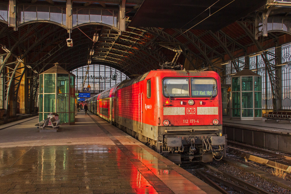 Nachschuss auf 112 171 in der Bahnhofshalle von Hamburg-Dammtor.