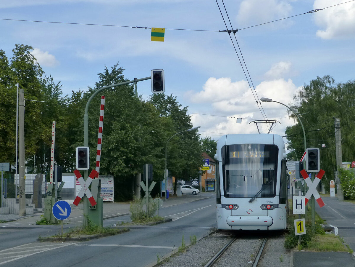 Nachschuss auf TW 510 der Bogestra, der soeben die Db-Strecke in Ge-Buer Süd gekreuzt hat. Am 18.8.2020 liegt die Straßenbahnhaltestelle noch am Beginn des zweigleisigen Abschnitts nördlich der Querung in der Straßenmitte.