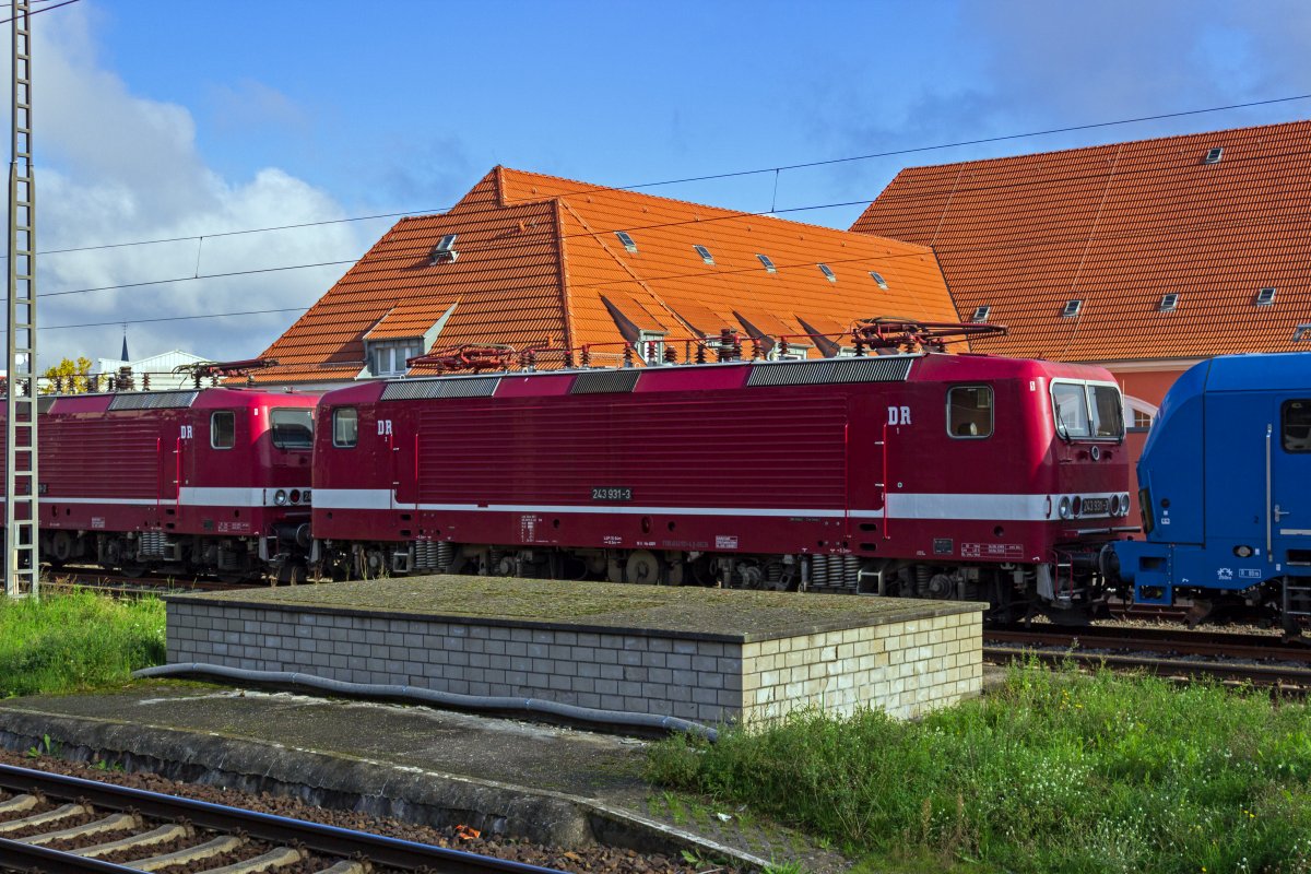Nahansicht der 143 931 von Delta-Rail in Frankfurt. Rechts ist die Front der einzigen in dieser Reihe Lokomotiven abgestellten modernen Lok, einem Smartron der Baureihe 192, zu sehen.