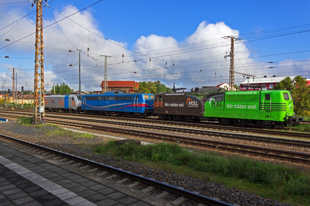 Neben Delta-Rail hatte auch die Firma HSL-Logistik einige Loks bers Wochenende im Bahnhofsbereich von Frankfurt abgestellt. Von rechts nach links 151 138 (in braun/grner Eigenwerbung), 151 170 (in der blauen Lackierung des Vermieters SRI) und 186 551 (Railpool).