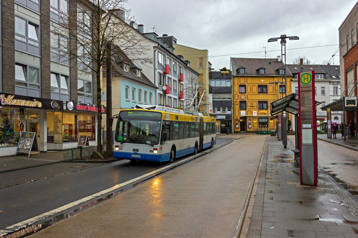 Neben den Hauptlinien 681 - 683 stellen die Linie 684 - 686 das Ergnzungsnetz des Solinger O-Bus dar. Auf der Linie 684 war am 28.12.21 Wagen 257 unterwegs.