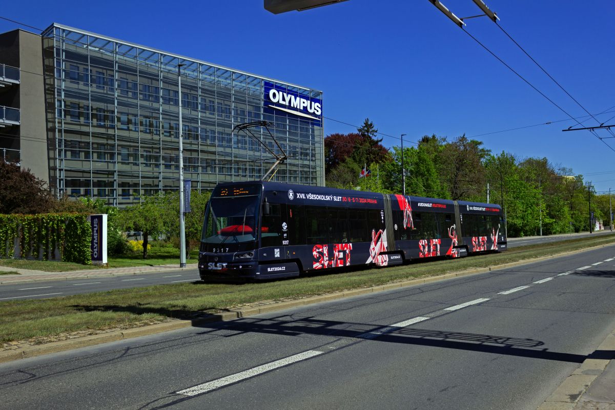 Neben der neu gebauten Obus-Linie ist am nordwestlichen Stadtrand von Prag auch die Straenbahn ausgebaut worden. Die Linien 20 und 26 fahren nun einige Stationen weiter bis Dědina, der neuen Endstation, die fast am Ende der Wohnbebauung liegt. Wagen 9317 ist als Zug der Linie 20 am 27.04.24 unterwegs dorthin.