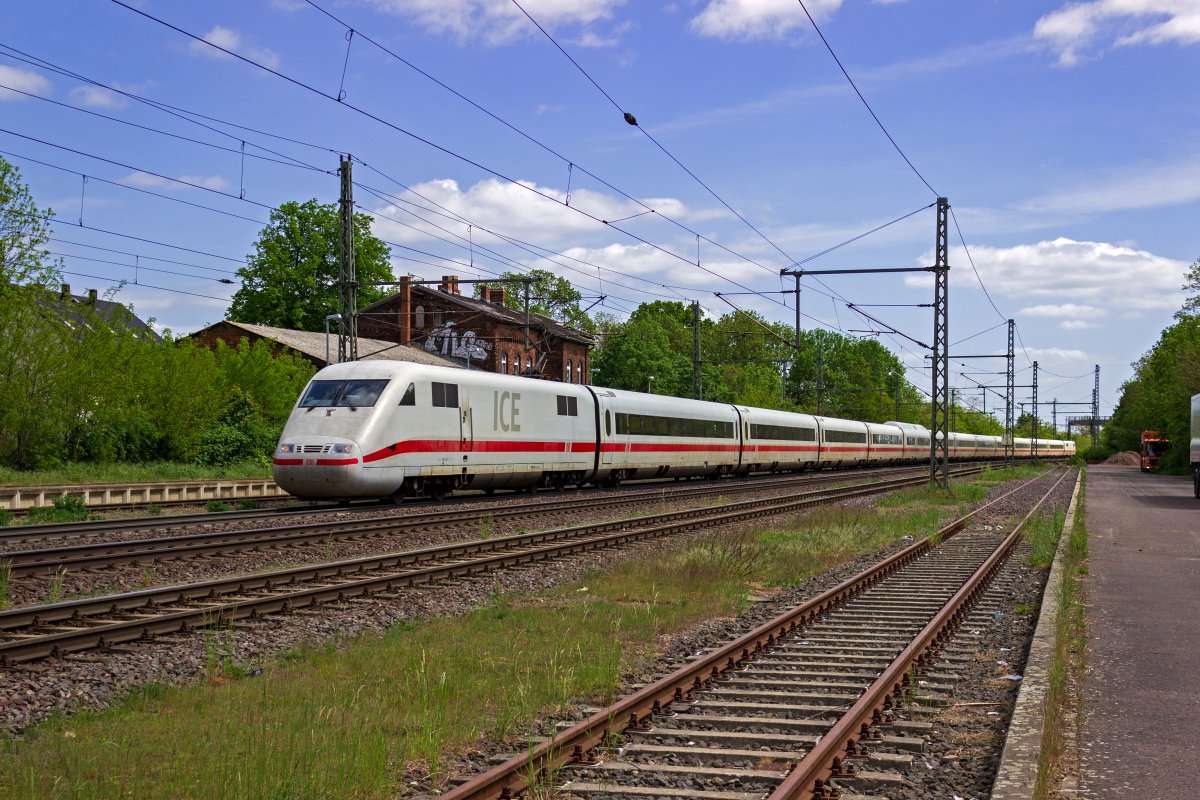 Noch in der originalen Zusammenstellung mit 12 Wagen ist 401 011 unterwegs, der hier als umgeleiteter ICE in Richtung Frankfurt durch Niederndodeleben fhrt.