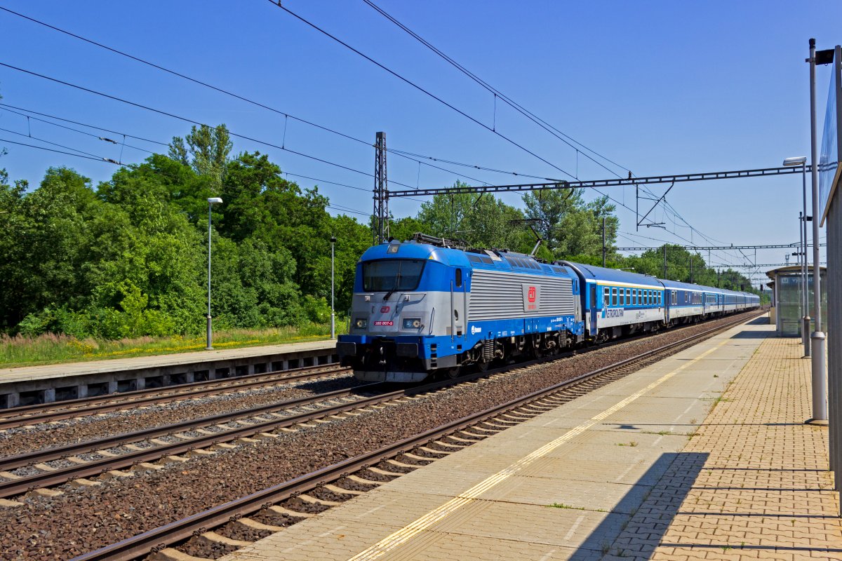 Nur noch wenige Kilometer hat 380 007 mit einem EuroCity aus Budapest bis zum Zielbahnhof Praha hlvn ndra vor sich.