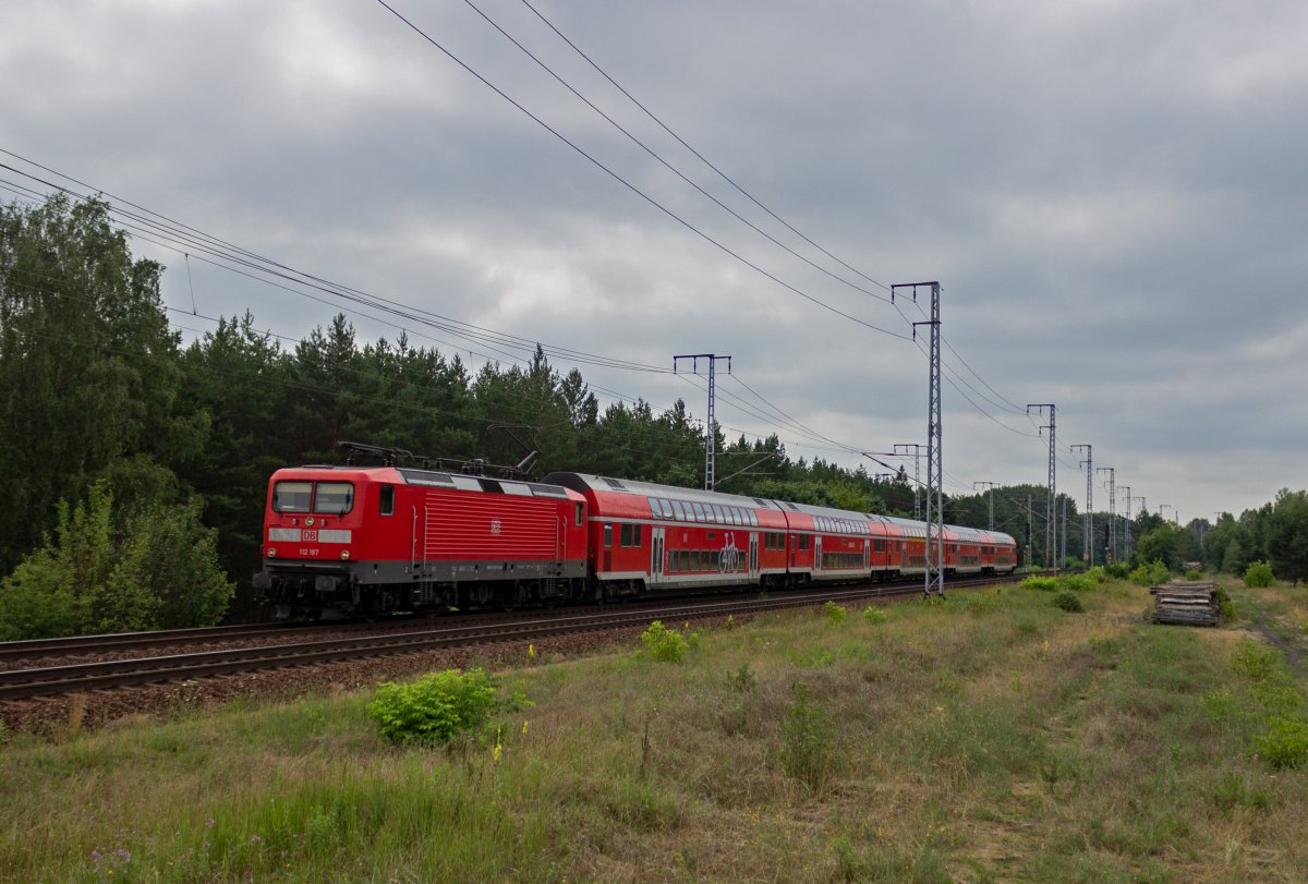Obwohl auf der morgens gesperrten Strecke zwischen Teltow und Berlin-Sdkreuz bereits wieder Zge fuhren, wurde der RE5 in Richtung Stralsund (und zwar nur in diese Richtung) bis mindestens zum Mittag des 14.07.21 ber den Berliner Auenring umgeleitet, so wie hier 112 187 mit ihrem Wagenzug.