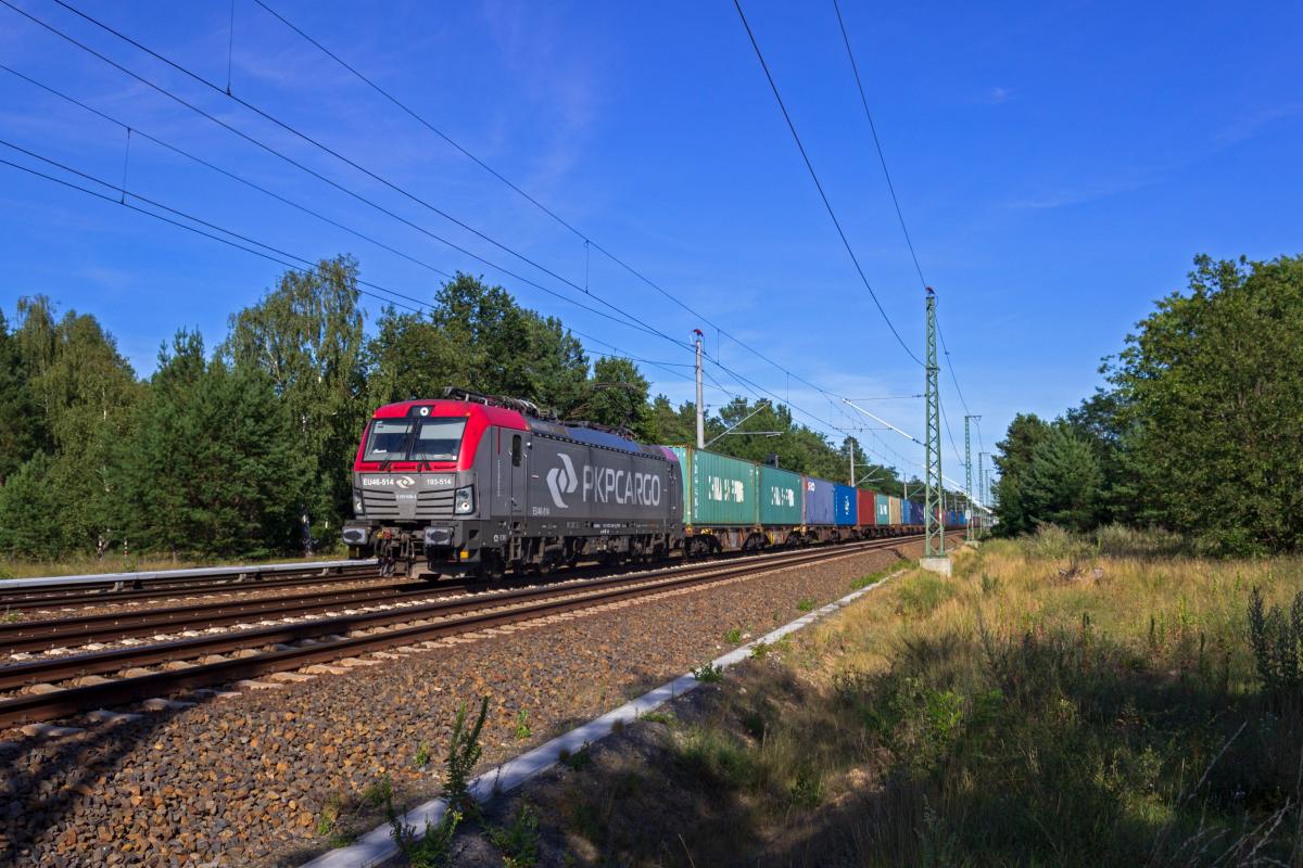 PKP Cargo hat in den letzten Jahren eine stattliche Flotte Vectron-Lokomotiven aufgebaut, die mit ihrer grau/roten Lackierung immer gut zu erkennen sind. EU46-514 fuhr am 31.07.2020 durch Berlin-Friedrichshagen.