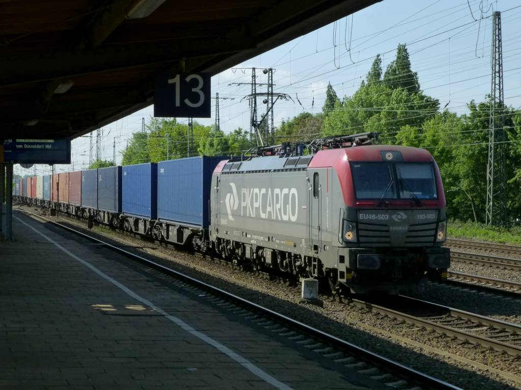 PKP Cargo mit einem langen Containerzug am 15.5.17 in Hamm; einige Container im Zug gehören China Railway Express (中欧班列), einer Marke der CR. Der direkte Güterverkehr zwischen China und Polen wurde im Summer 2016 eingeführt. NVR-Nummer der Lok: 91 51 5370 015-7 PL-PKPC