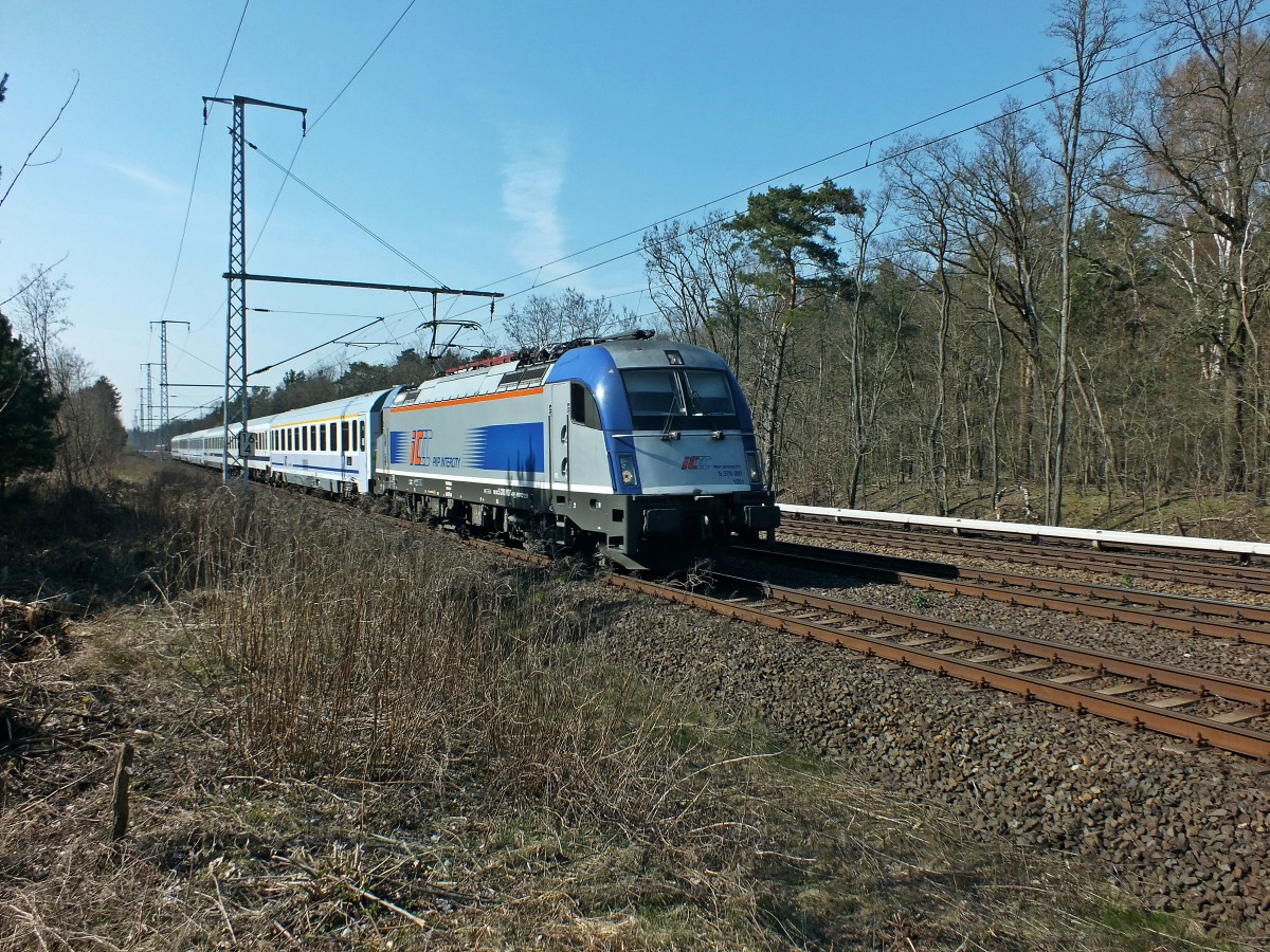 PKP Intercity 5 370 007 mit einem EuroCity nach Warschau, Friedrichshagen, 30.3.14