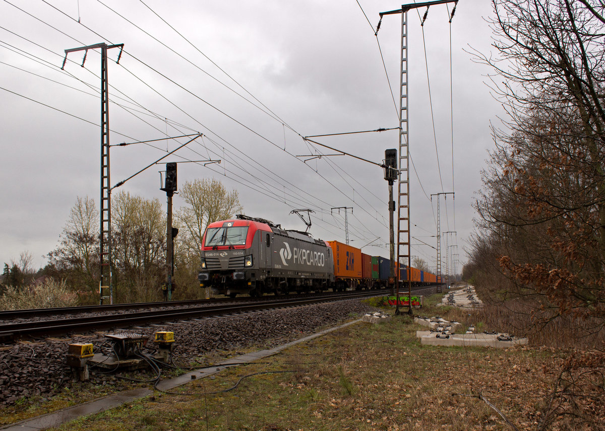 Polnische Lokomotiven haben meist eine ganze Reihe an unterschiedlichen Nummern. Auf der Front dieses Vectron sind die folgenden Nummern zu lesen: EU46-514, 193-514 und 5 370 026-4. Mit einem Containerzug durchfährt die Lokomotive am 26.03.19 die Berliner Wuhlheide.