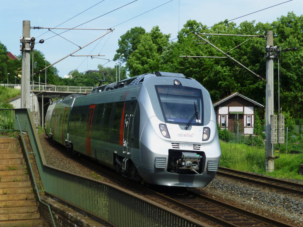 RB51 hat in Heiligenstadt den Zielbahnhof schon fast erreicht, hier am 8.6.16 in der Kurve am Krankenhaus.