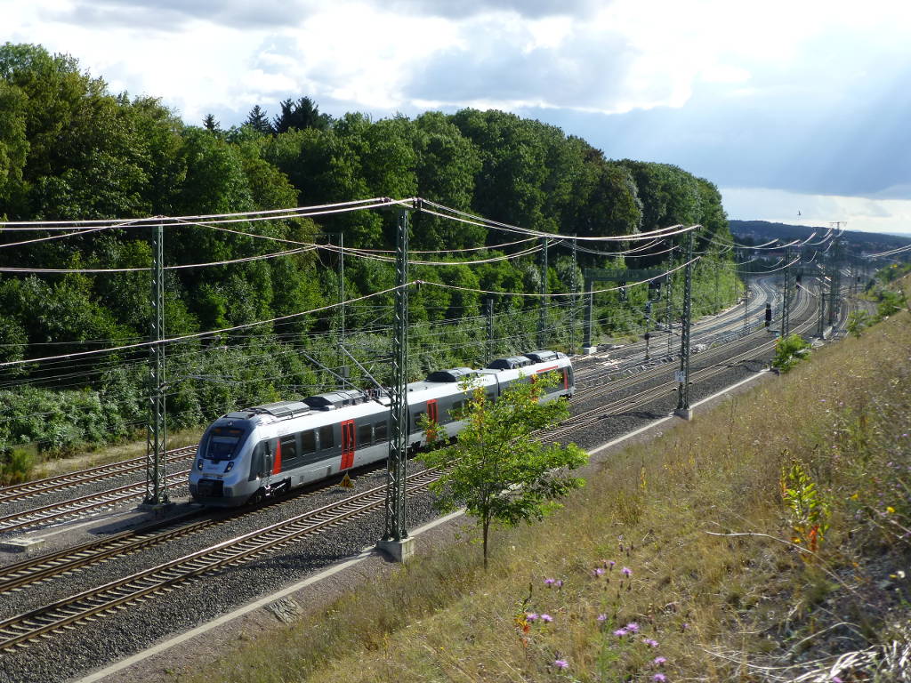 RE 17 nach Leipzig Hauptbahnhof kurz nach der Abfahrt in Erfurt. Am 10.8.16 war 442 112 dafr eingeteilt.