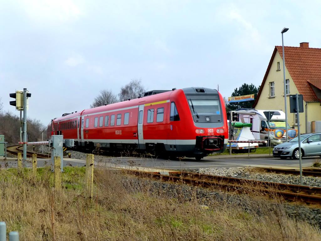 RE nach Gotha und Ostthüringen in Langensalza: 612 100 und 612 XXX vorne überqueren den Bahnübergang am südlichen Bahnhofsende, 7.3.16