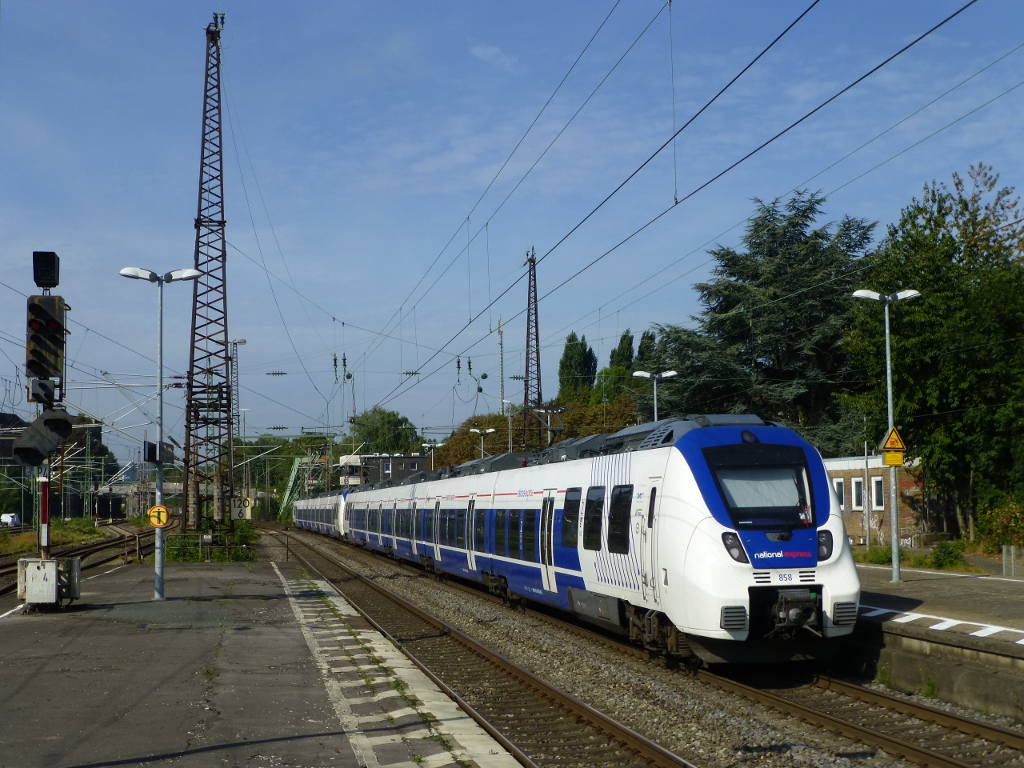 RE7 nach Krefeld in Oberbarmen; National Express 422 375 und 358