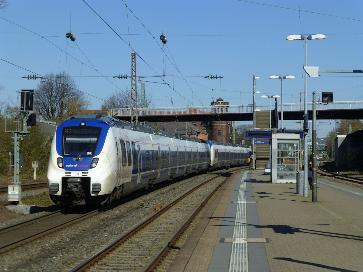 RE7 Richtung Rheine bei der Durchfahrt in W-Unterbarmen, 24.3.2020.