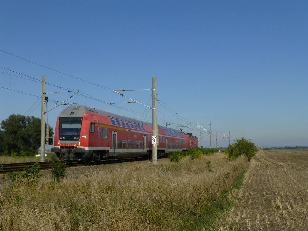 Richtung Sömmerda: Zwei Dosto-Wagen und 143 821, 2.10.2015