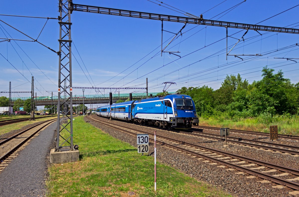 Rund 50 Minuten zuvor war auf dem selben Gleis ein RailJet in Richtung Prag unterwegs. Der Gegenzug nach Graz war allerdings aus einer anderen Garnitur gebildet, diesmal gezogen von 1216 235. Die Lokomotiven tragen zwar die blauen Farben der ČD, befinden sich aber weiterhin im Besitz der BB und sind nur an die tschechische Bahn vermietet.