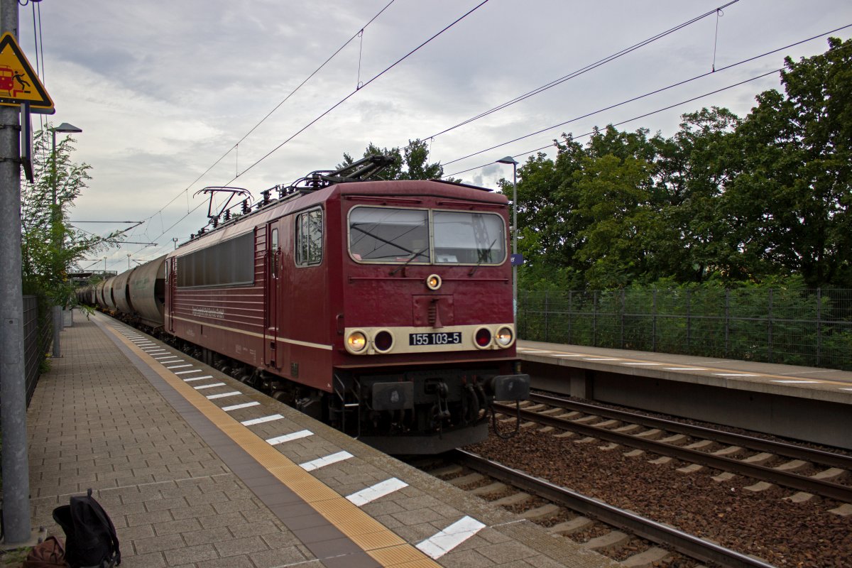 Schon seit 2016 ist 155 103 in den Farben der DDR-Reichsbahn fr die Firma Cargo Logistik Rail-Service unterwegs. Mit einem Ganzzug aus Silowagen fuhr die Lok am 28.08.2020 durch Erkner in Richtung Osten.