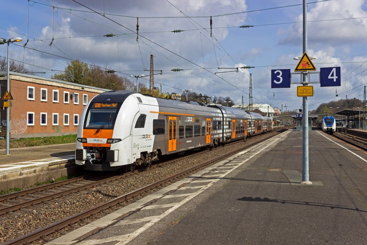 Seit 2020 kommen auf der Linie RE4 RRX-Triebzge vom Typ Desiro HC zum Einsatz. Auf der Fahrt in Richtung Aachen steht 462 028 am 03.04.2021 in Wuppertal-Oberbarmen.