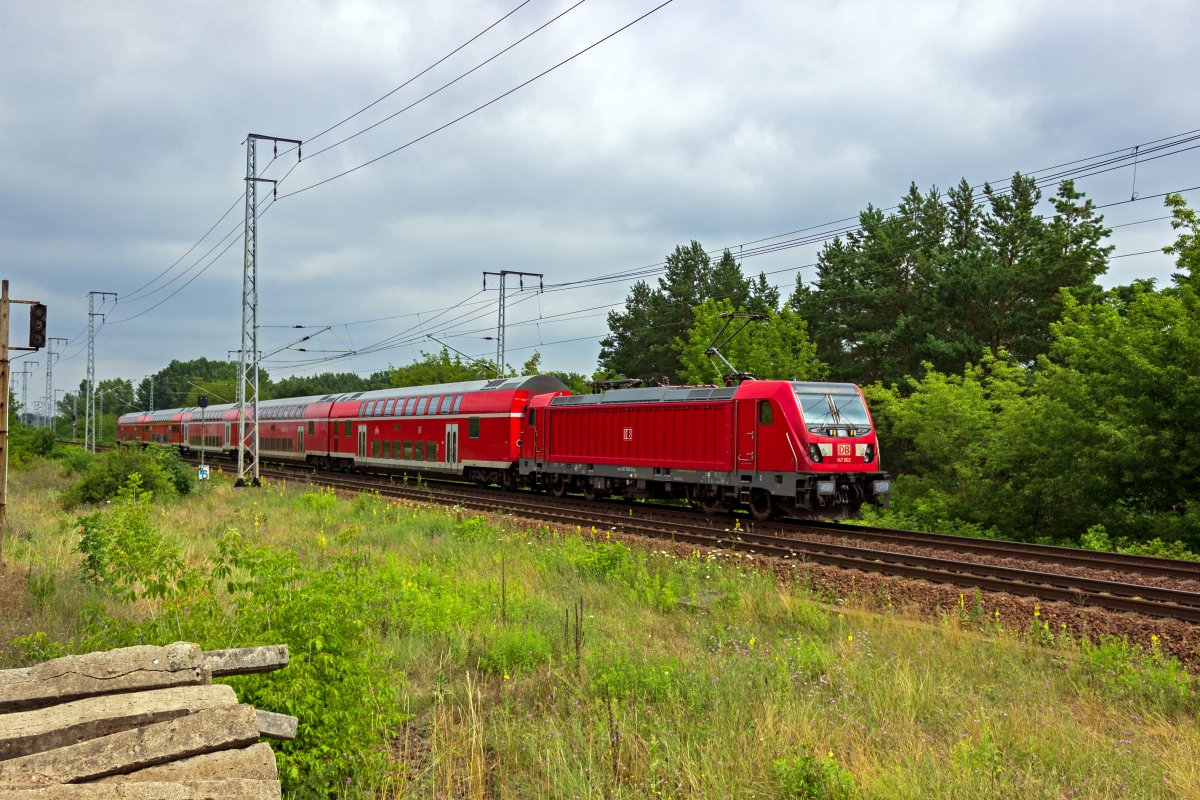 Seit Anfang 2021 sind alle 20 bei DB Regio existierenden Loks der Baureihe 147 in Berlin und Brandenburg im Einsatz, bisher berwiegend rund um die Hauptstadt mit dem Flughafenexpress und den Linien RB10 und RB14. 147 002, eine der letzten Loks, die aus ihrem frheren Einsatzgebiet in Stuttgart nach Berlin gekommen war, schiebt am 14.07.21 eine Regionalbahn auf dem regulr nicht von Personenzgen befahrenen Gterauenring.