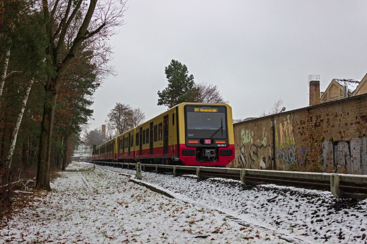 Seit dem 01.01.2021 setzt die S-Bahn Berlin ihre neuen Triebwagen der Baureihen 483/484 im regulren Fahrgastbetrieb auf der Linie S47 ein. Fr die drei Umlufe auf der Linie stehen bisher je fnf vier- und zweiteilige Triebwagen zur Verfgung, aus denen Dreiviertelzge gebildet werden. Am 04.01.2021 fhrt eine solche Garnitur in Richtung Neuklln.