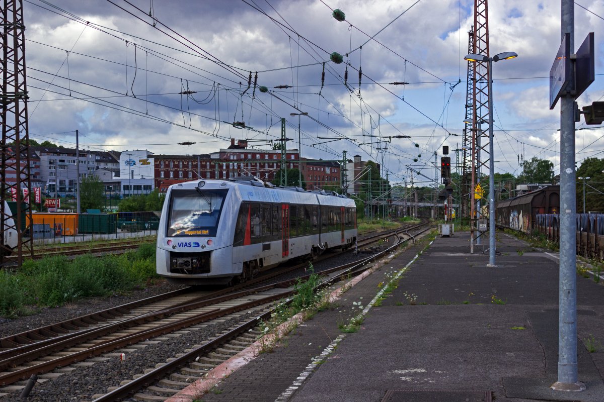 Seit der Insolvenz von Abellio wird die Linie S7 von VIAS betrieben. 1648 004, der wie alle Fahrzeuge noch im grauen Farbschema des Vorbesitzers unterwegs ist verlsst hier gerade Wuppertal-Oberbarmen auf der Fahrt zum Wuppertaler Hauptbahnhof.