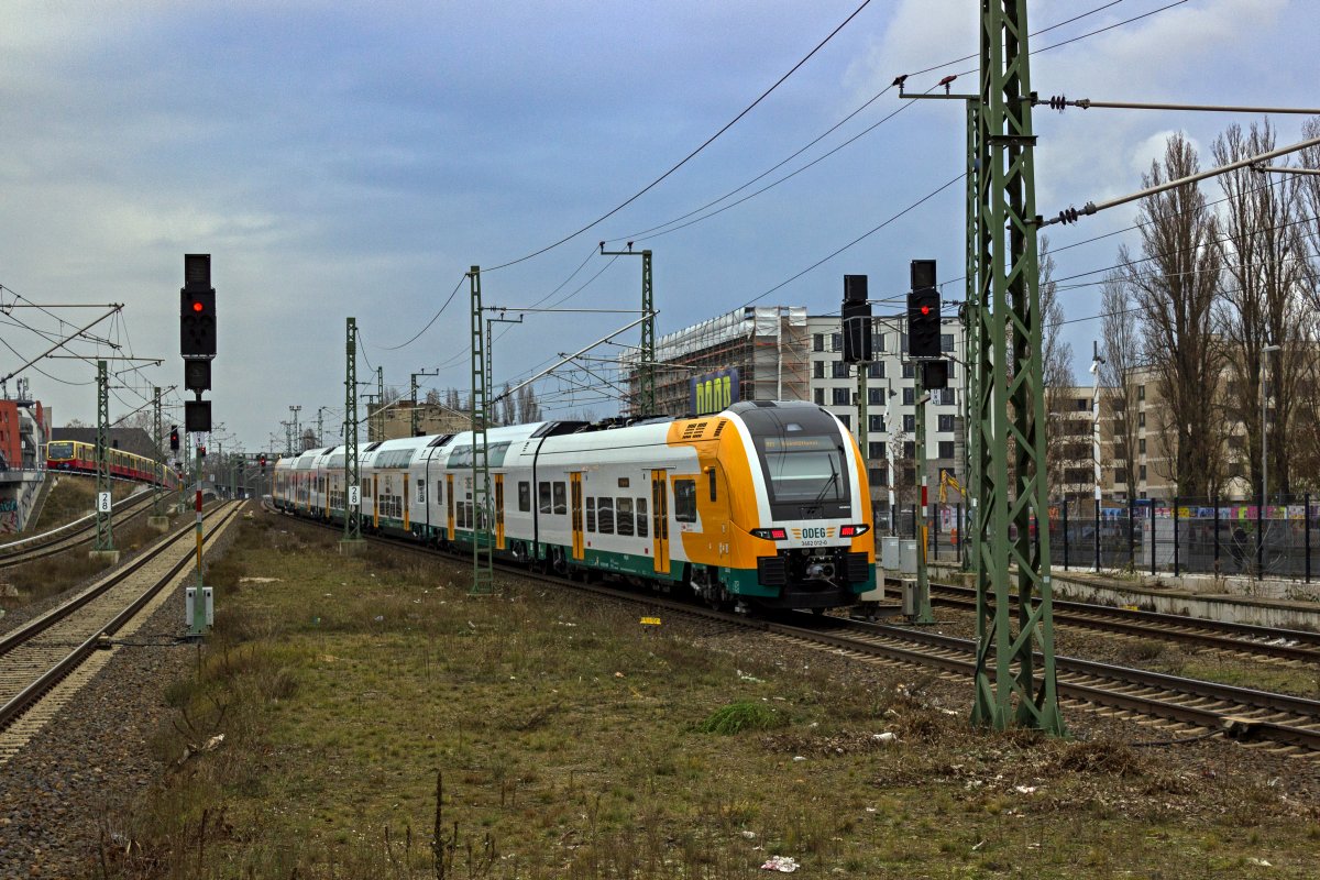 Seit Mitte Dezember 2022 bedient die ODEG die Linie RE1 zwischen Frankfurt (Oder) und Magdeburg. Zum Einsatz kommen dabei Desiro HC-Triebzge mit vier, beziehungsweise sechs Wagen. Der sechsteilige 3462 012 ist am 13.12.2022 unterwegs in Richtung Eisenhttenstadt.