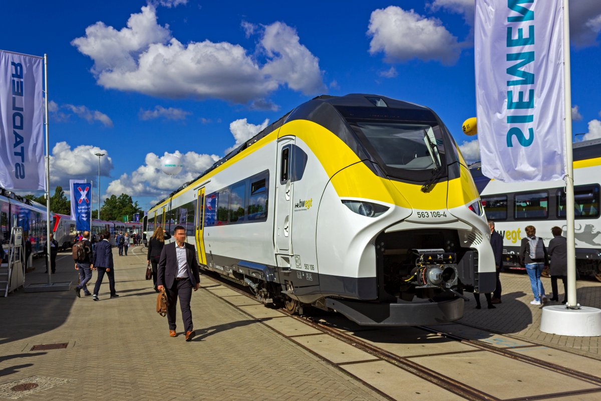 Siemens bietet seinen Nahverkehrstriebzug Mireo mit verschiedenen alternativen Antrieben an. Ein Exemplar der batterieelektrischen Variante, 94 80 0563 006/106, der für die SWEG auf der Ortenau-S-Bahn zum Einsatz kommen soll, war auf der InnoTrans ausgestellt.