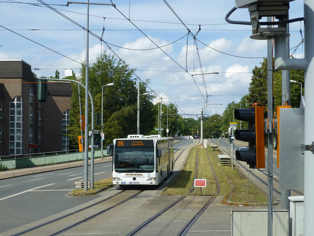 Systemwechsel in Gelsenkrichen-Horst mit Sperrungen: Das mittige Regelspurgleis der U11 (Ruhrbahn) endet stumpf, während die beiden meterspurigen Straßenbahngleise der Bogestra weiter Richtung Gelsenkirchen-Buer führen. Am 18. August 2020 sind aber alle Gleise gesperrt, sodass nur der Bus Richtung Norden weiterfährt. Gerade wartet ein Citaro-Gelenkbus mit dem Kennzeichen GE-RN 275 (Reisedienst Nickel) an der Ampel.