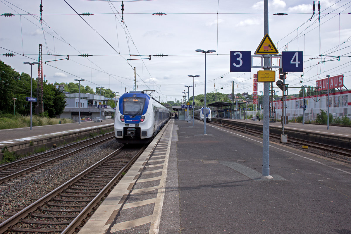TALENT-Treffen in Oberbarmen: Whrend 9442 357 und ein weiterer Fnfteiler auf dem Weg nach Rheine nur kurz zwischenhalten verbringt im Hintergrund auf Gleis 4 die RB48 ihre Wendepause.