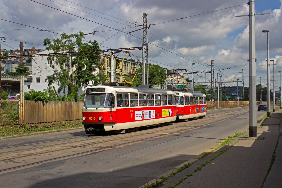 Tatra-Triebwagen 8516 und 8517 als Linie 12 nach Sdlitě Barrandov nahe der Haltestelle Lihovar.