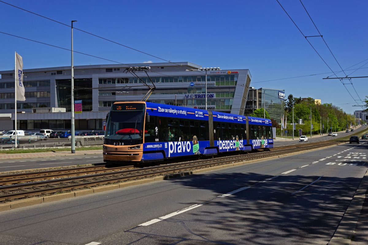 Triebwagen 9239 trgt eine Vollwerbung fr eine Privatuniversitt und ist hier auf der Linie 26 unterwegs in Richtung Dědina.