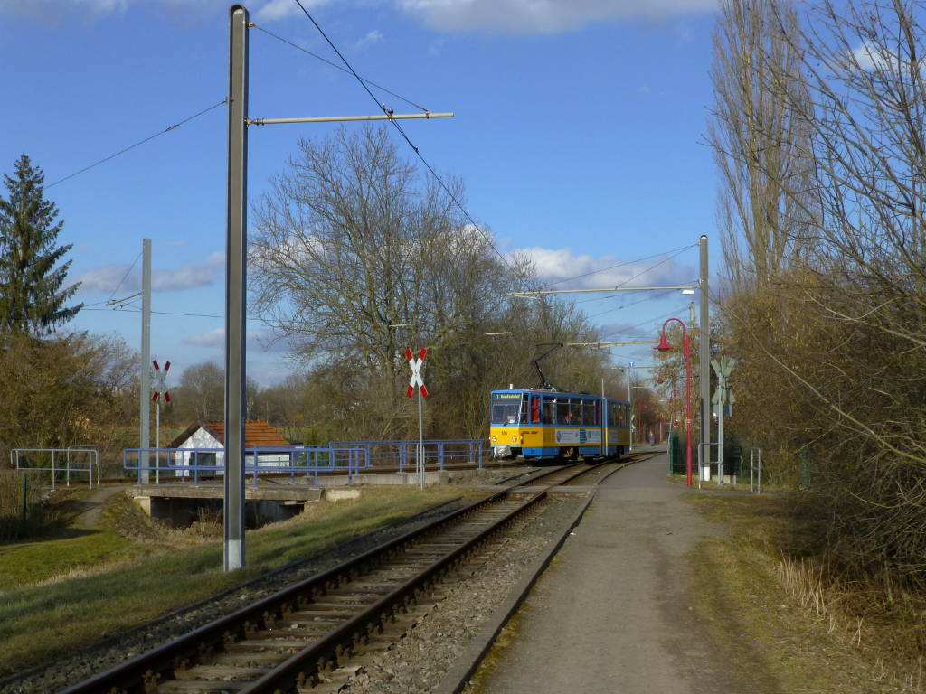Tw 309 ist nach der Wendepause am Krankenhaus im OT Sundhausen wieder unterwegs Richtung Hauptbahnhof. Das vordere Gleis ist Teil des Gleichdreiecks in Sundhausen und bindet die Wendeschleife am Krankenhaus aus Richtung Tabarz/Waltershausen an.