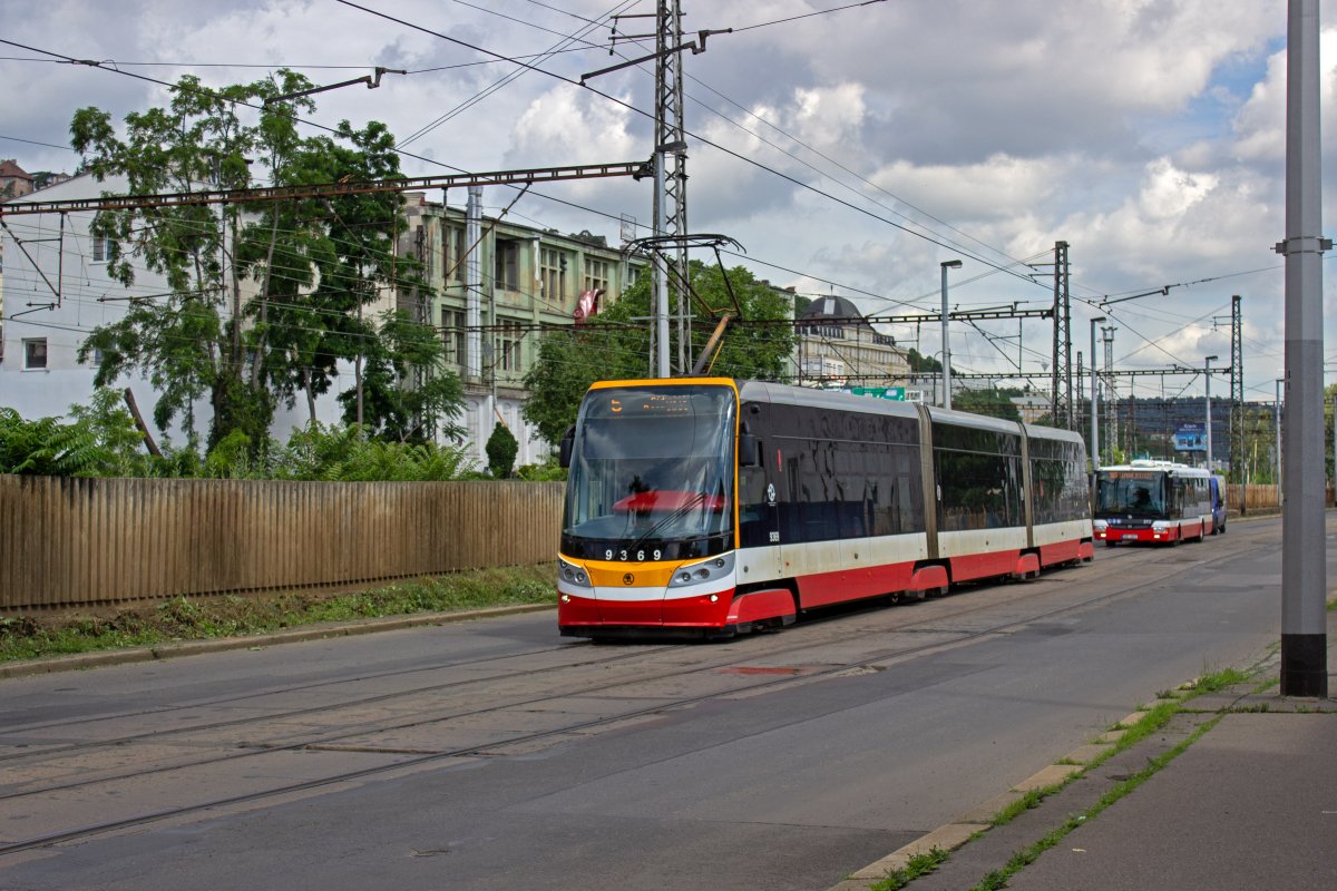TW 9369 fhrt als Linie 5 in Richtung Sdlitě Barrandov.