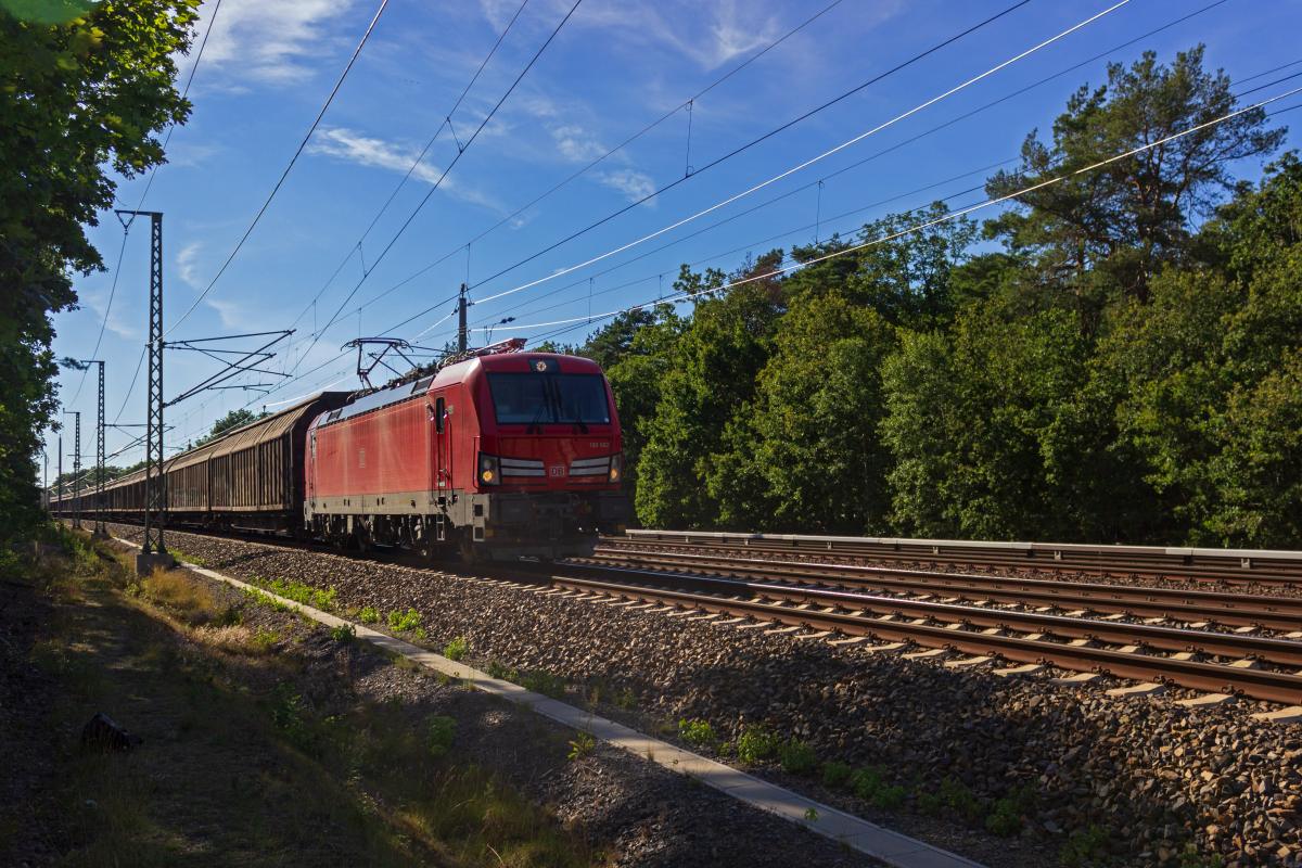 ber 100 Vectron-Lokomotiven gehren mittlerweile zum Bestand von DB Cargo. Nachdem die Lok den Nummernbereich 193 300 - 399 belegten, sind einige weitere Lokomotiven im Nummernbereich ab 193 561 einsortiert. 193 562 passiert am 31.07.2020 das Wasserwerk in Friedrichshagen.