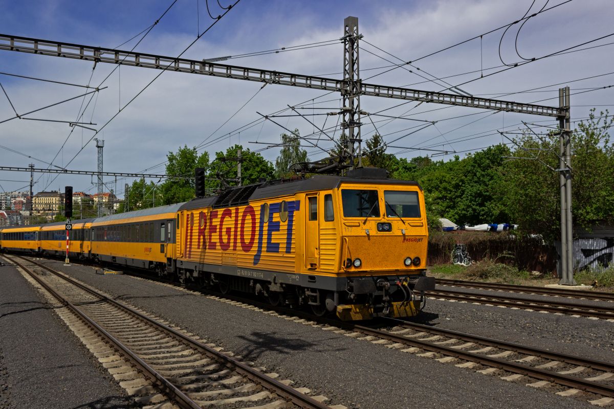 Um kurz vor 4 Uhr am frhen Morgen ist 162 117 mit dem RegioJet 1008 in Košice im Osten der Slowakei gestartet. Etwas mehr als 8 Stunden spter durchfhrt die Lok mit ihrer Zuggarnitur auf dem Weg zum Abstellbahnhof durch Vršovice.